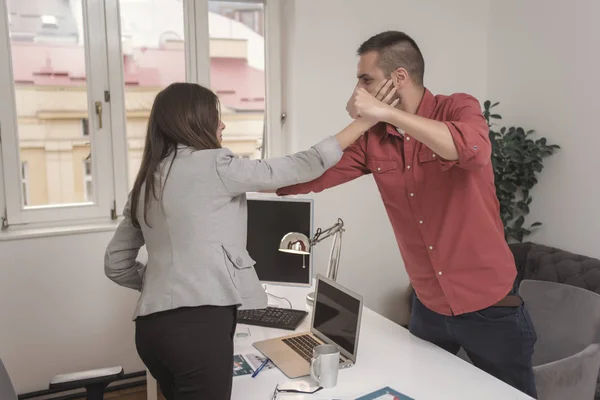 Empresario Golpear Golpeando Colega Cara Durante Reunión — Foto de Stock