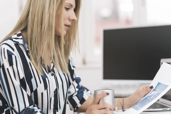 Joven Empresaria Que Trabaja Oficina Con Computadora Concepto Empresarial — Foto de Stock