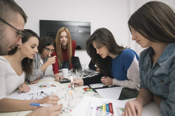 Ofiste birlikte çalışan bir grup iş adamı.