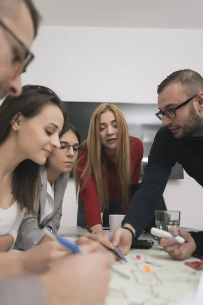 Ofiste birlikte çalışan bir grup iş adamı.