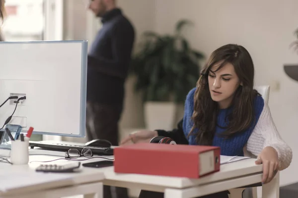 Schöne Geschäftsfrau Die Büro Computer Arbeitet Geschäftskonzept — Stockfoto