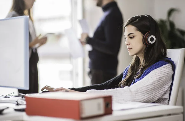 Hermosa Mujer Negocios Que Trabaja Computadora Oficina Concepto Negocio — Foto de Stock