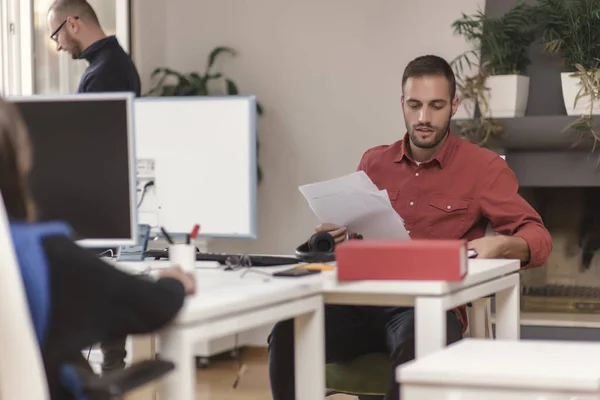 Hombre Negocios Que Trabaja Computadora Oficina Concepto Negocio — Foto de Stock