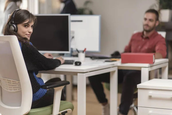 Gelegenheits Business Team Einem Büro Mit Computer Arbeiten Geschäftskonzept — Stockfoto