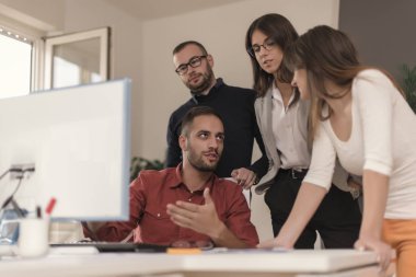 Birlikte ofiste çalışan iş arkadaşları. İş kavramı. 