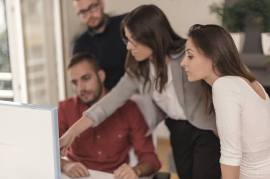 Birlikte ofiste çalışan iş arkadaşları. İş kavramı. 