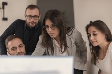 Birlikte ofiste çalışan iş arkadaşları. İş kavramı. 