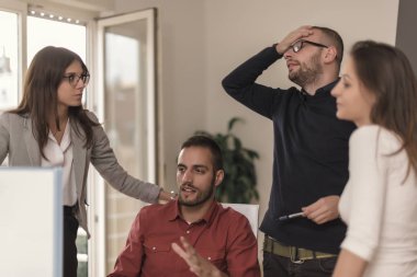 Birlikte ofiste çalışan iş arkadaşları. İş kavramı. 