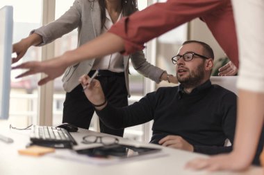 Birlikte ofiste çalışan iş arkadaşları. İş kavramı. 