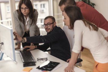 Birlikte ofiste çalışan iş arkadaşları. İş kavramı. 
