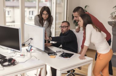 Birlikte ofiste çalışan iş arkadaşları. İş kavramı. 