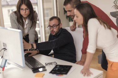 Birlikte ofiste çalışan iş arkadaşları. İş kavramı. 