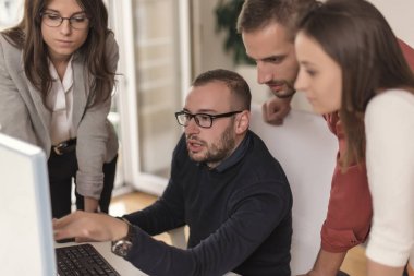 Birlikte ofiste çalışan iş arkadaşları. İş kavramı. 