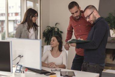 Birlikte ofiste çalışan iş arkadaşları. İş kavramı. 