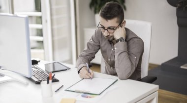 Ofiste çalışan genç iş adamı. İş kavramı.