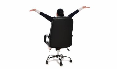 Mutlu güzel iş kadını lider ofis koltuğu germe. Beyaz arka plan üzerinde izole