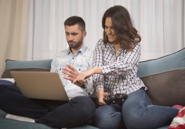 güzel çift evde TV izleme