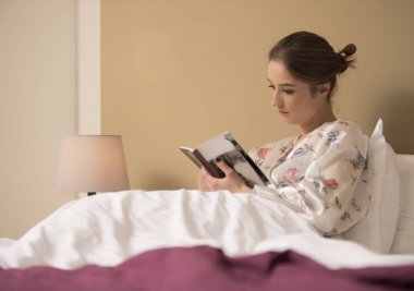 yatmaya gitmeden önce bir kitap okumak güzel genç esmer