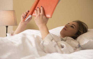 yatmaya gitmeden önce bir kitap okumak güzel genç esmer