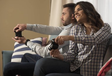 iskambil video spor evde mutlu gülümseyen Çift