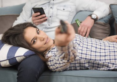 güzel çift evde TV izleme