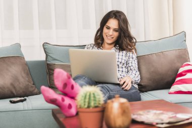 güzel esmer kanepe siting ve dizüstü evde kullanma