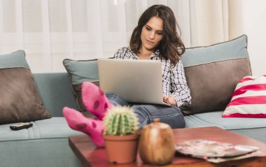 güzel esmer kanepe siting ve dizüstü evde kullanma