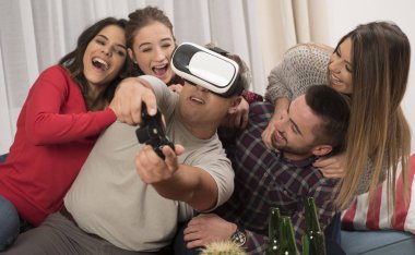 iskambil video spor sanal gerçeklik gözlük takan arkadaşlar