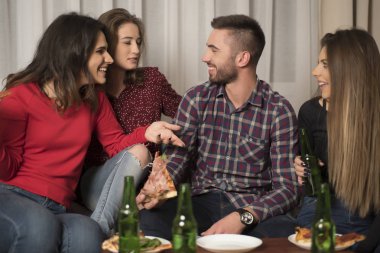 Evde eğlenmek, bira içme ve pizza yemek arkadaşlar