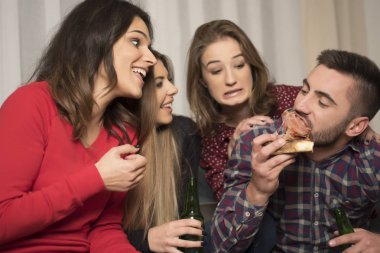 Evde eğlenmek, bira içme ve pizza yemek arkadaşlar