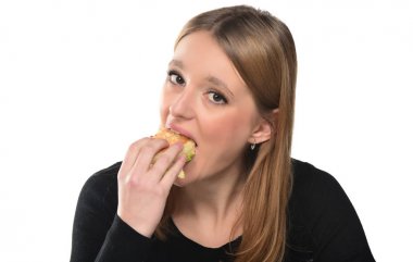 Beyaz arka plan üzerinde bir hamburger yemek güzel bir genç kız portresi