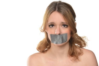 genç kadın üzerinde ağzını bantla. beyaz izole