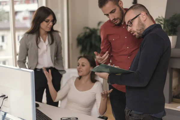 Colegas Trabajando Juntos Oficina Concepto Empresarial — Foto de Stock