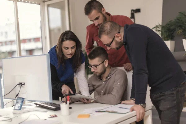 Birlikte çalışma office iş arkadaşları. İş kavramı.