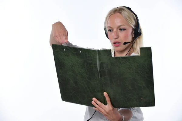 Porträt Eines Schönen Kunden Support Telefonanbieters Mit Klemmbrett Isoliert Vor — Stockfoto