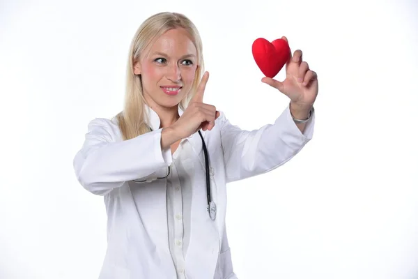 Unga Kvinnliga Läkare Håller Rött Hjärta Isolerad Vit Bakgrund — Stockfoto