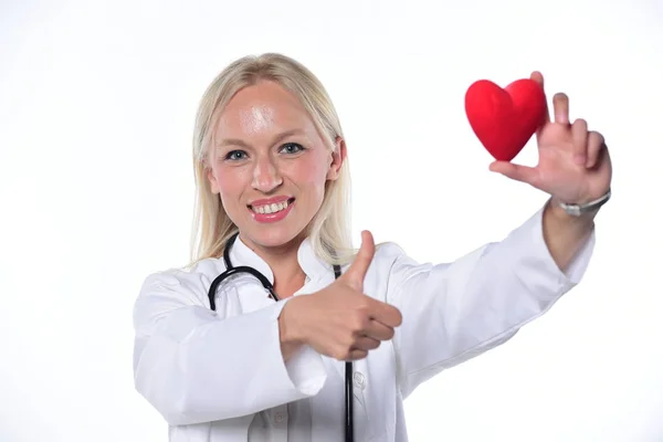 Ler Kvinnliga Läkare Håller Rött Hjärta Och Visar Tummen Isolerad — Stockfoto