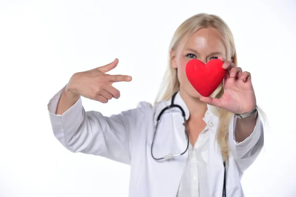 Unga Kvinnliga Läkare Håller Rött Hjärta Isolerad Vit Bakgrund — Stockfoto