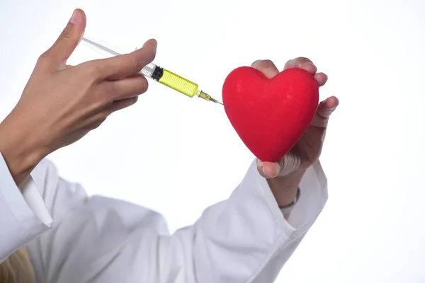 Ung Kvinnlig Läkare Att Göra Injektion Rött Hjärta Isolerad Vit — Stockfoto