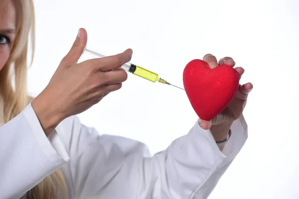 Ung Kvinnlig Läkare Att Göra Injektion Rött Hjärta Isolerad Vit — Stockfoto
