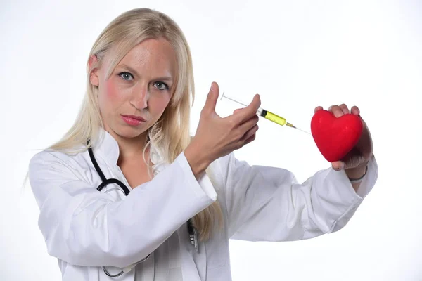 年轻的女医生在红色心脏注射 在白色背景上被隔离 — 图库照片