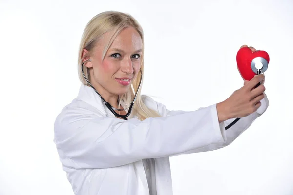 Jovem Médica Com Coração Vermelho Estetoscópio Isolado Fundo Branco — Fotografia de Stock