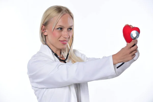 Jovem Médica Com Coração Vermelho Estetoscópio Isolado Fundo Branco — Fotografia de Stock