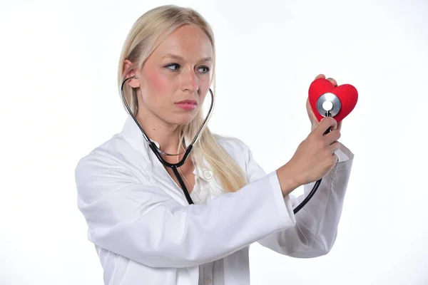 Unga Kvinnliga Läkare Med Rött Hjärta Och Stetoskop Isolerad Vit — Stockfoto