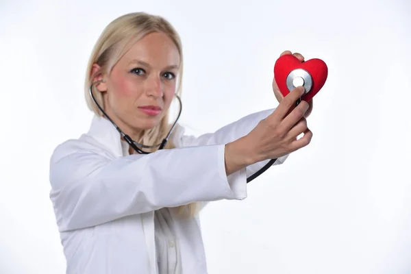 Jovem Médica Com Coração Vermelho Estetoscópio Isolado Fundo Branco — Fotografia de Stock