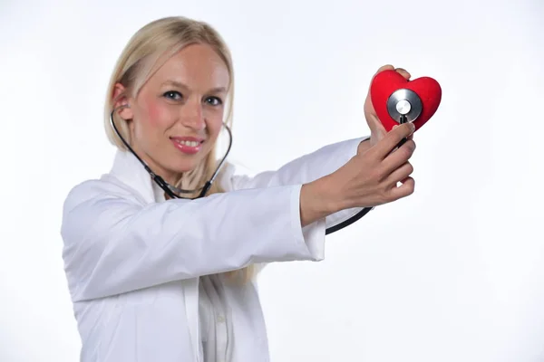 Молодая Женщина Врач Красным Сердцем Стетоскопом Изолированные Белом Фоне — стоковое фото