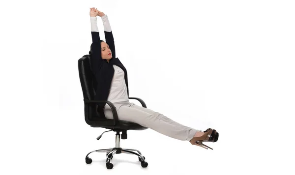 Szczęśliwy Piękna Kobieta Biznesu Rozciągający Się Krzesło Biurowe Lidera Białym — Zdjęcie stockowe