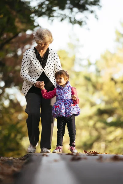 Abuela Nieta Caminando Por Sendero Parque — Foto de Stock