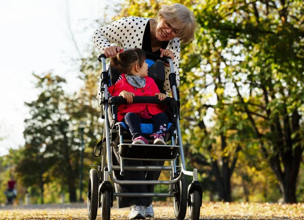 Abuela Nieta Caminando Por Sendero Del Parque Concepto Generación —  Fotos de Stock