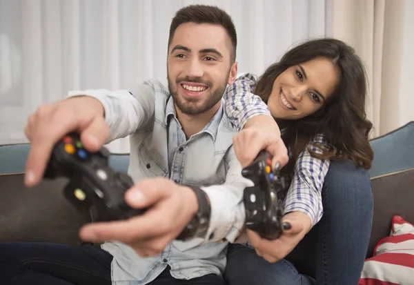 Coppia Che Gioca Videogiochi Casa — Foto Stock